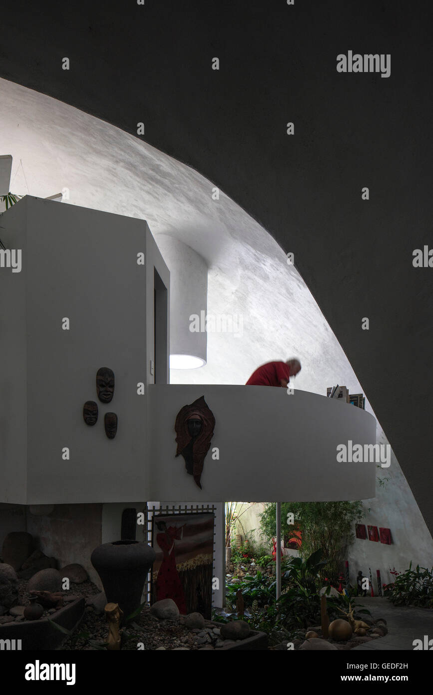 Interior de la cúpula con Fritz trabaja en la recepción. Eco domo, Peka