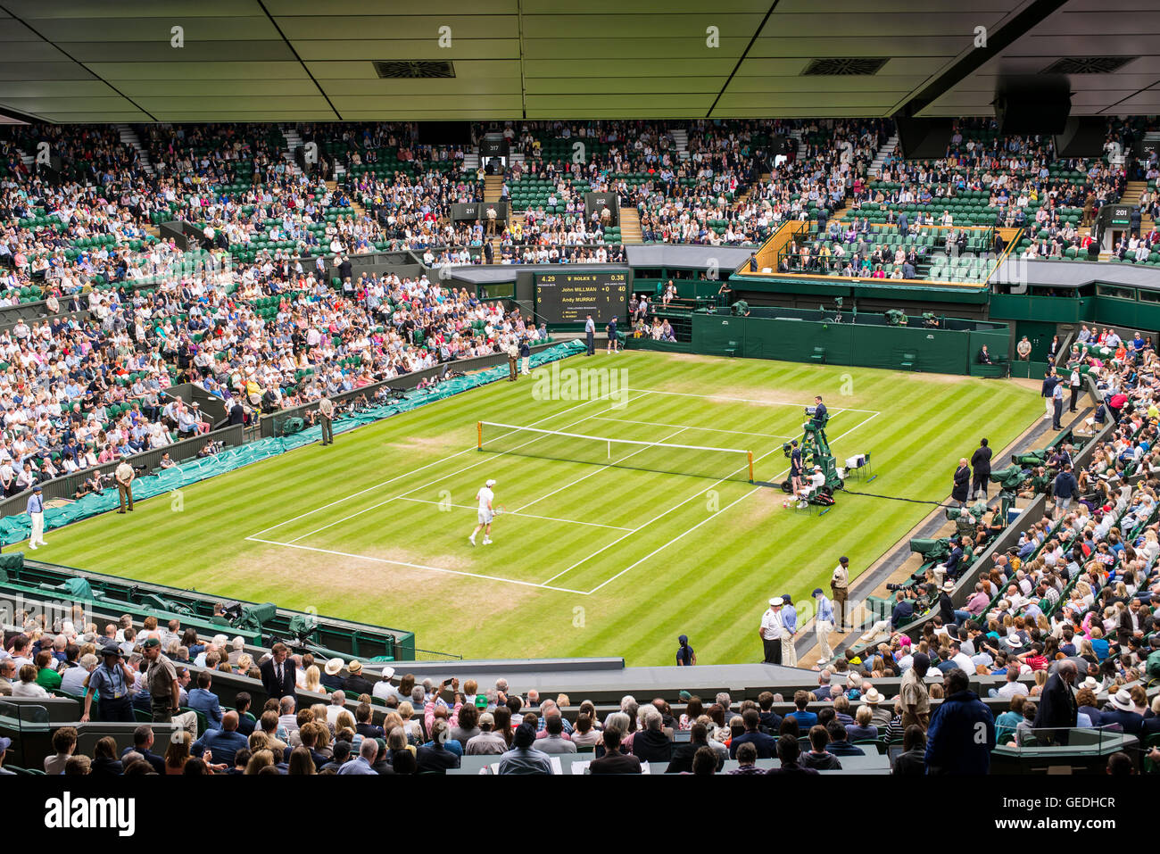 Vista del centro de la Cancha llena de espectadores viendo un partido en Wimbledon All England Lawn Tennis Club campeonatos. El torneo de tenis de Wimbledon. Foto de stock