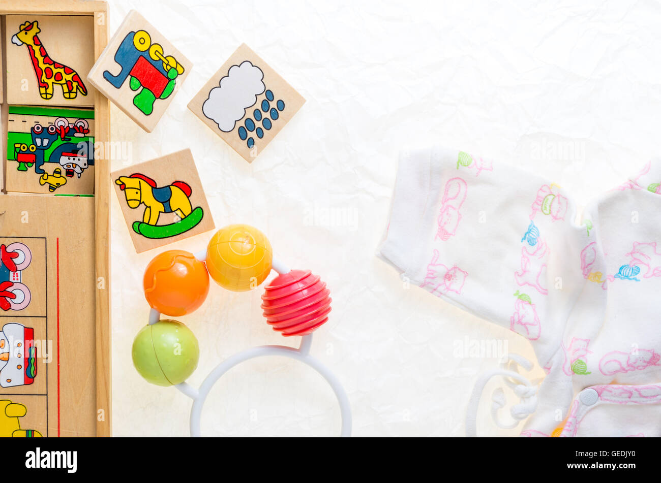 Juguetes de madera genérico sin derechos de copia, que representan objetos y animales decoraciones, adecuado para bebés para jugar Foto de stock