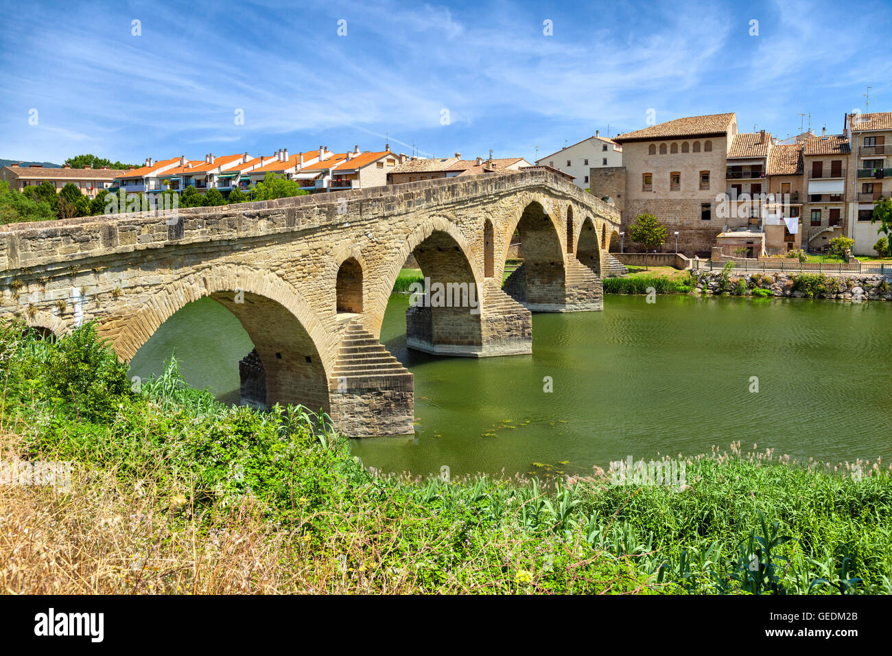 Romano antiguo puente que cruza el río Arga en Puente la Reina, cerca de Pamplona, Navarra, España Foto de stock