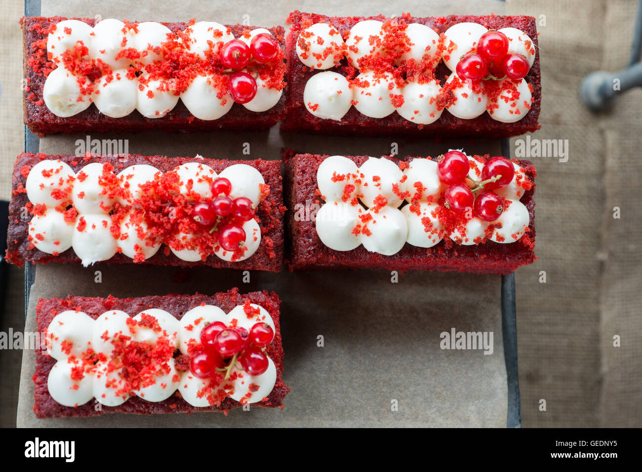 Fotografía cenital de tortas de color rojo en una bandeja para hornear con  papel absorbente. Escarcha y redcurrants blanco en la parte superior  Fotografía de stock - Alamy