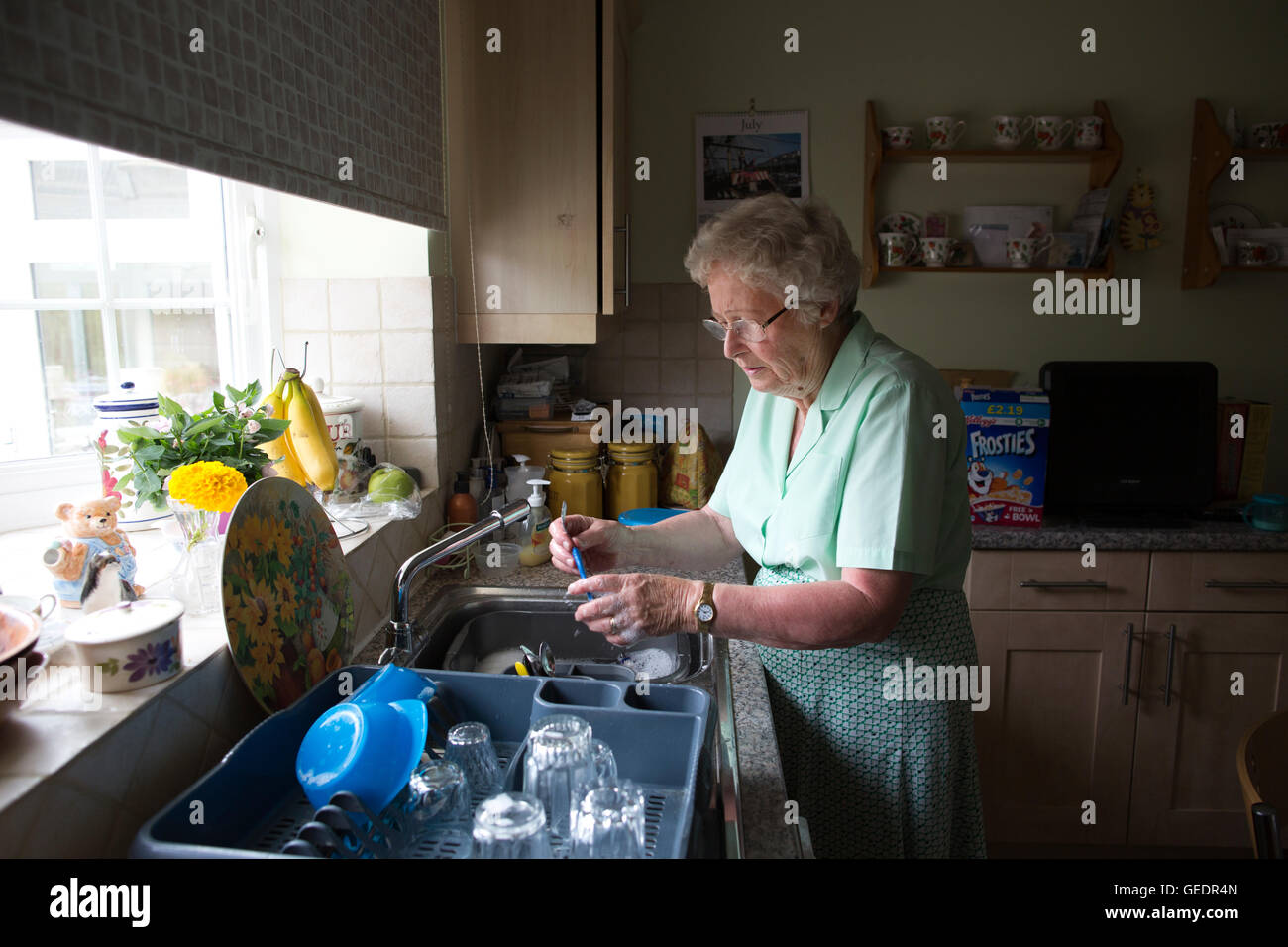 Pensionista de edad que viven solas en Inglaterra, Reino Unido Foto de stock
