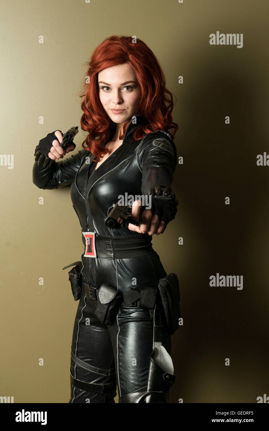 Cosplayer vestida como una viuda negra de los Vengadores films posa para  las fotografías en un Comic Con el convenio Fotografía de stock - Alamy