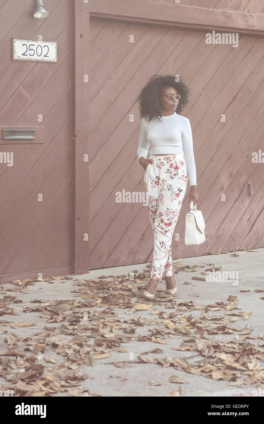 Pantalones estampado flores fotografías e imágenes alta resolución - Alamy