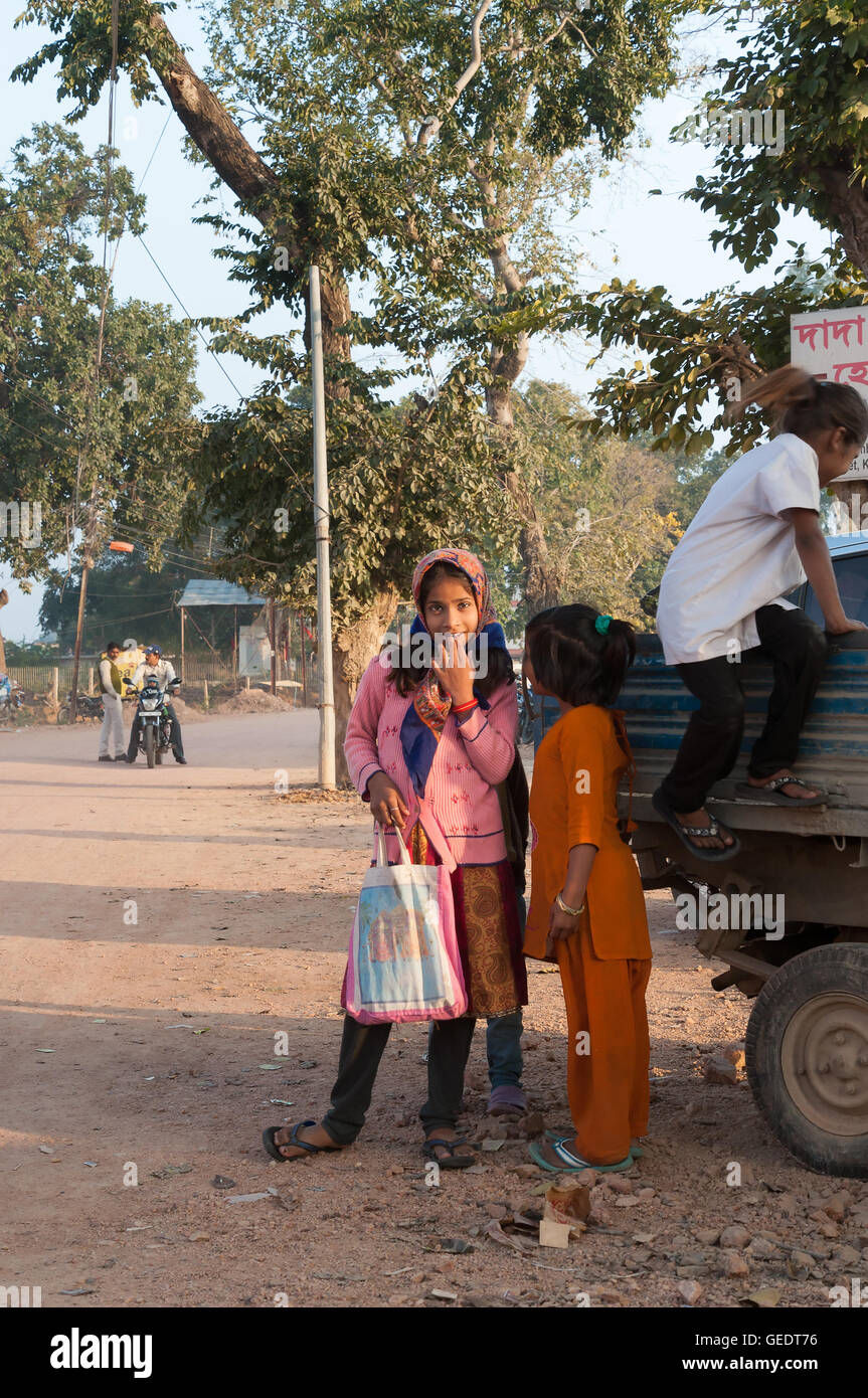 Las niñas indias no identificados en la calle. Foto de stock