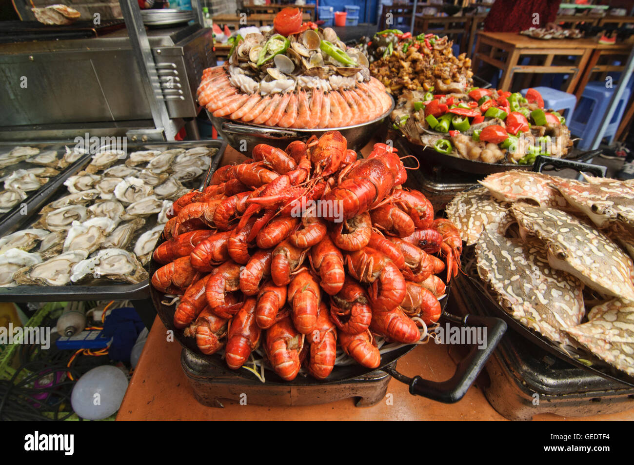 Caracoles y camarones en Gulin la famosa calle snack, Guilin, la Región Autónoma de Guangxi, China Foto de stock