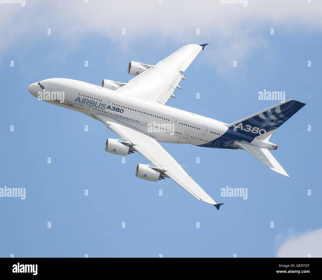 Airbus A380 jet airliner aviones que volaban en el Farnborough International Air Show 2016 Foto de stock