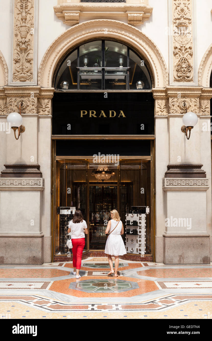 El Prada tienda de moda en la Galleria Vittorio Emanuele II, Milán, Italia.  La primera tienda en la historia de la marca de lujo Fotografía de stock -  Alamy
