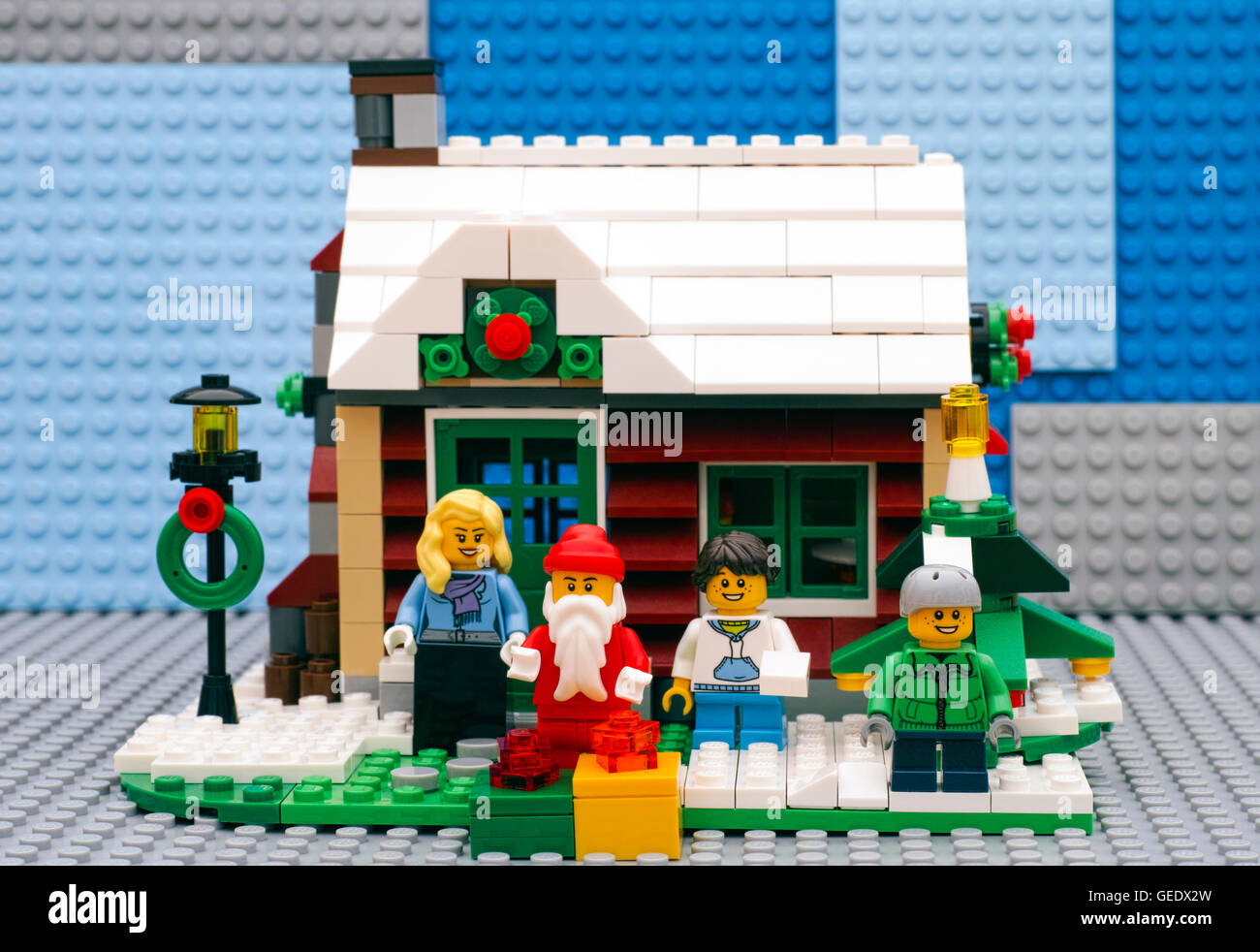 Lego casa de invierno listo para Navidad. Santa Claus con regalos, madre,  hijo e hija de pie en frente de la casa Fotografía de stock - Alamy