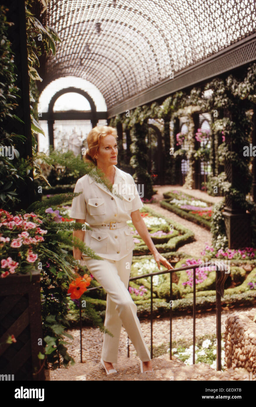 Doris Duke, heredera, en Duke Gardens en 1968. Foto de stock