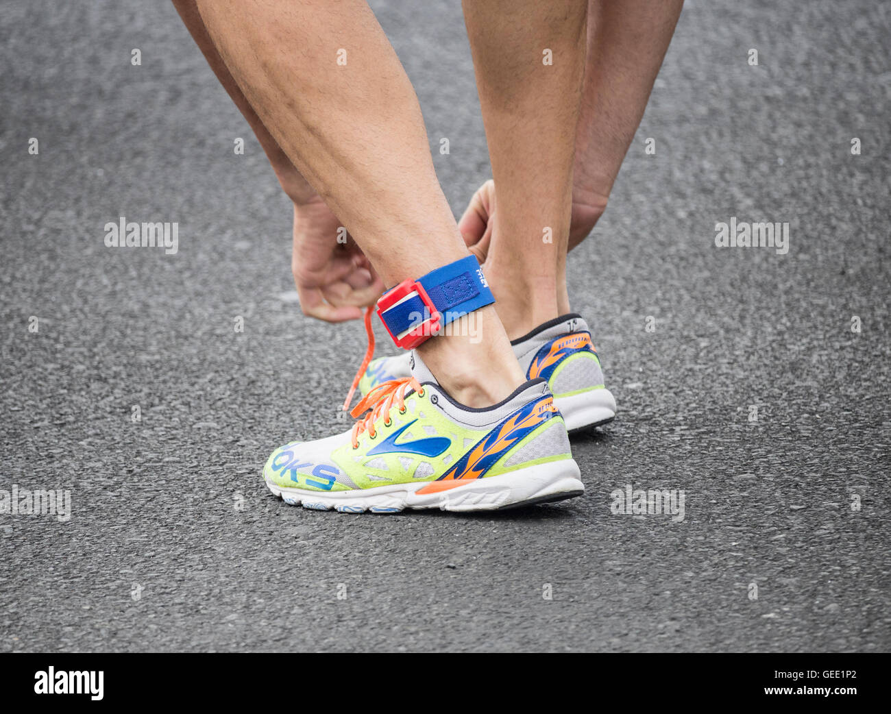 Triatleta vistiendo timing chip/etiqueta en el tobillo. Foto de stock
