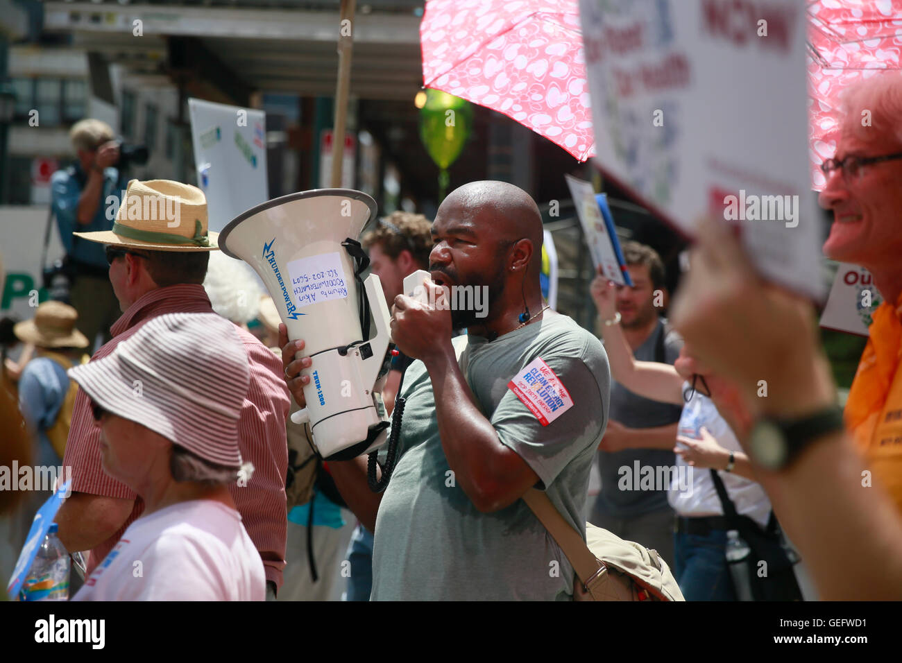 07242016 - Philadelphia, Pennsylvania, los manifestantes demostrar por diversas causas ambientales durante la marcha por las energías limpias. La Convención Nacional del Partido Demócrata que comienza el lunes. (Jeremy Hogan) Foto de stock