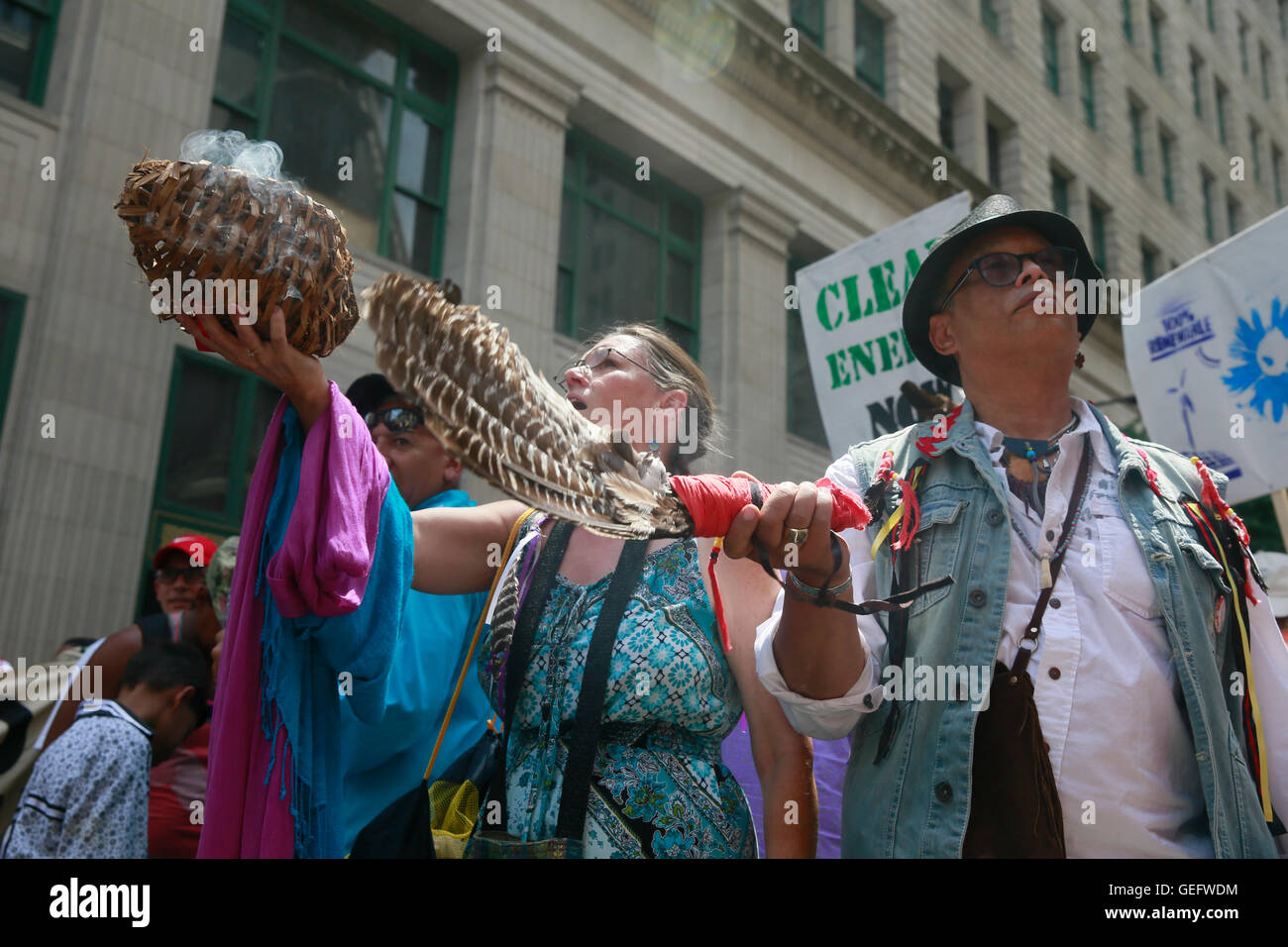 07242016 - Philadelphia, Pennsylvania, los manifestantes demostrar por diversas causas ambientales durante la marcha para limpiar Engery. La Convención Nacional del Partido Demócrata que comienza el lunes. (Jeremy Hogan) Foto de stock