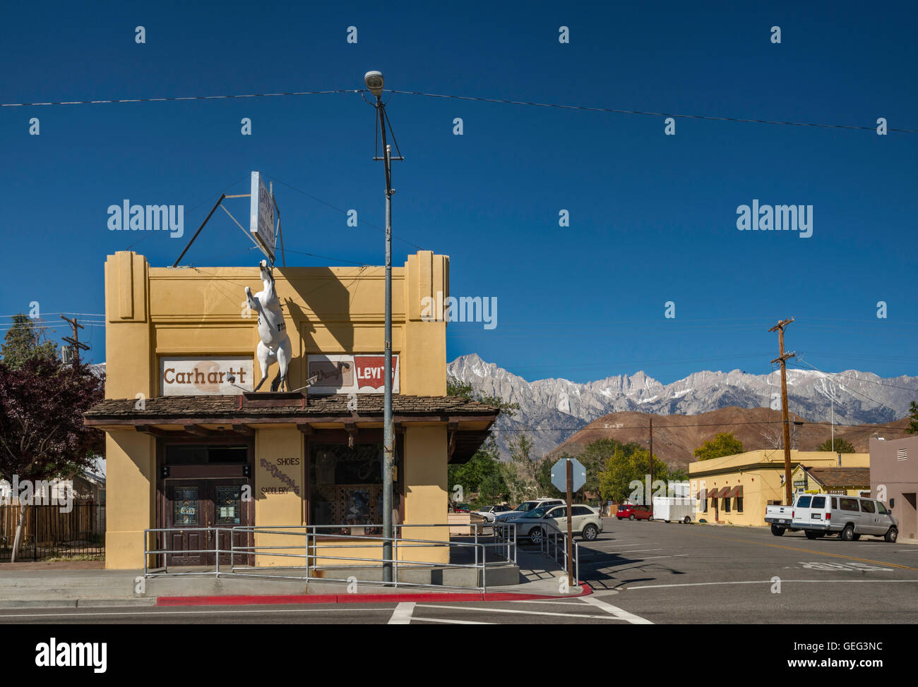 Tienda en Lone Pine en Owens Valley, el Monte Whitney en la parte oriental de Sierra Nevada en la distancia, California, EE.UU. Foto de stock