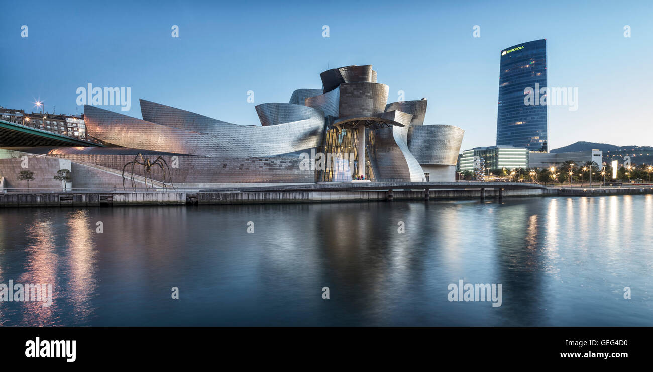 Panorama del Museo Guggenheim Bilbao , el museo de arte moderno y contemporáneo, el arquitecto Frank Gehry , río Nervión, Bilbao, Ba Foto de stock