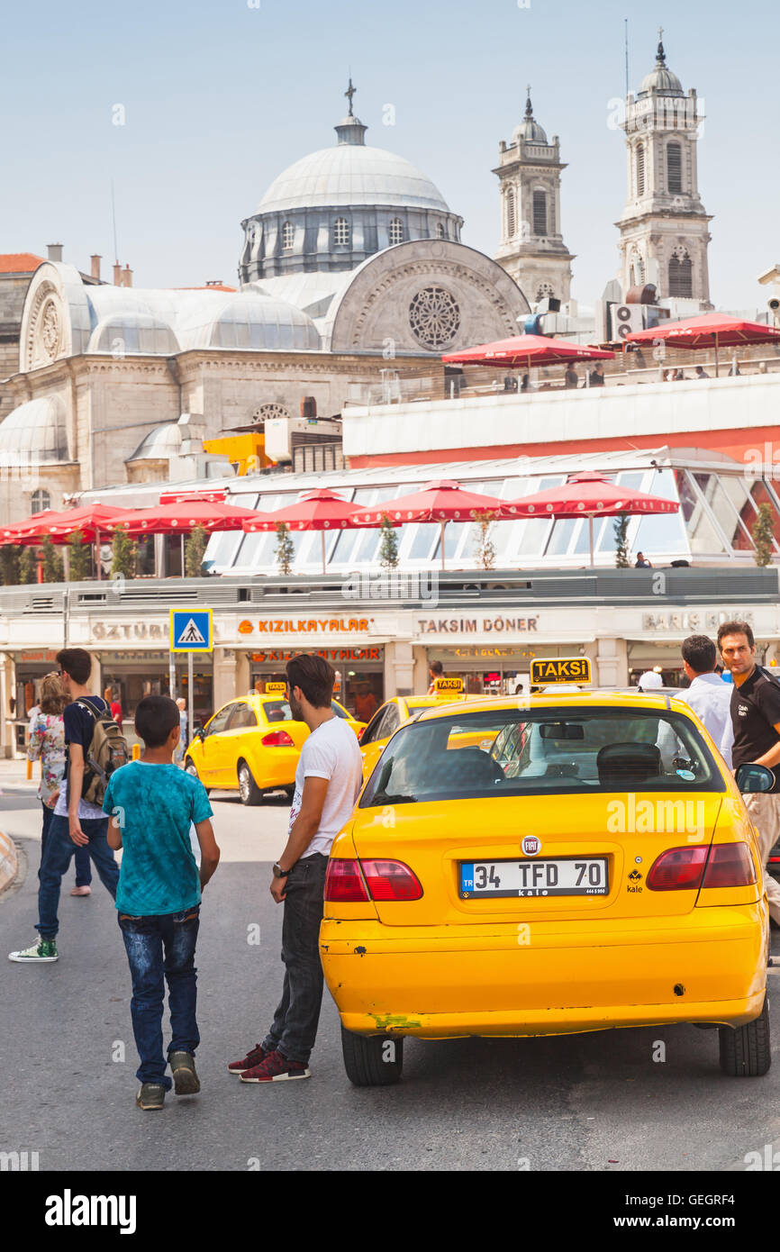 Estambul, Turquía - Julio 1, 2016: peatones y conductores de taxis están en la plaza de Taksim. Paisaje urbano de Estambul Foto de stock