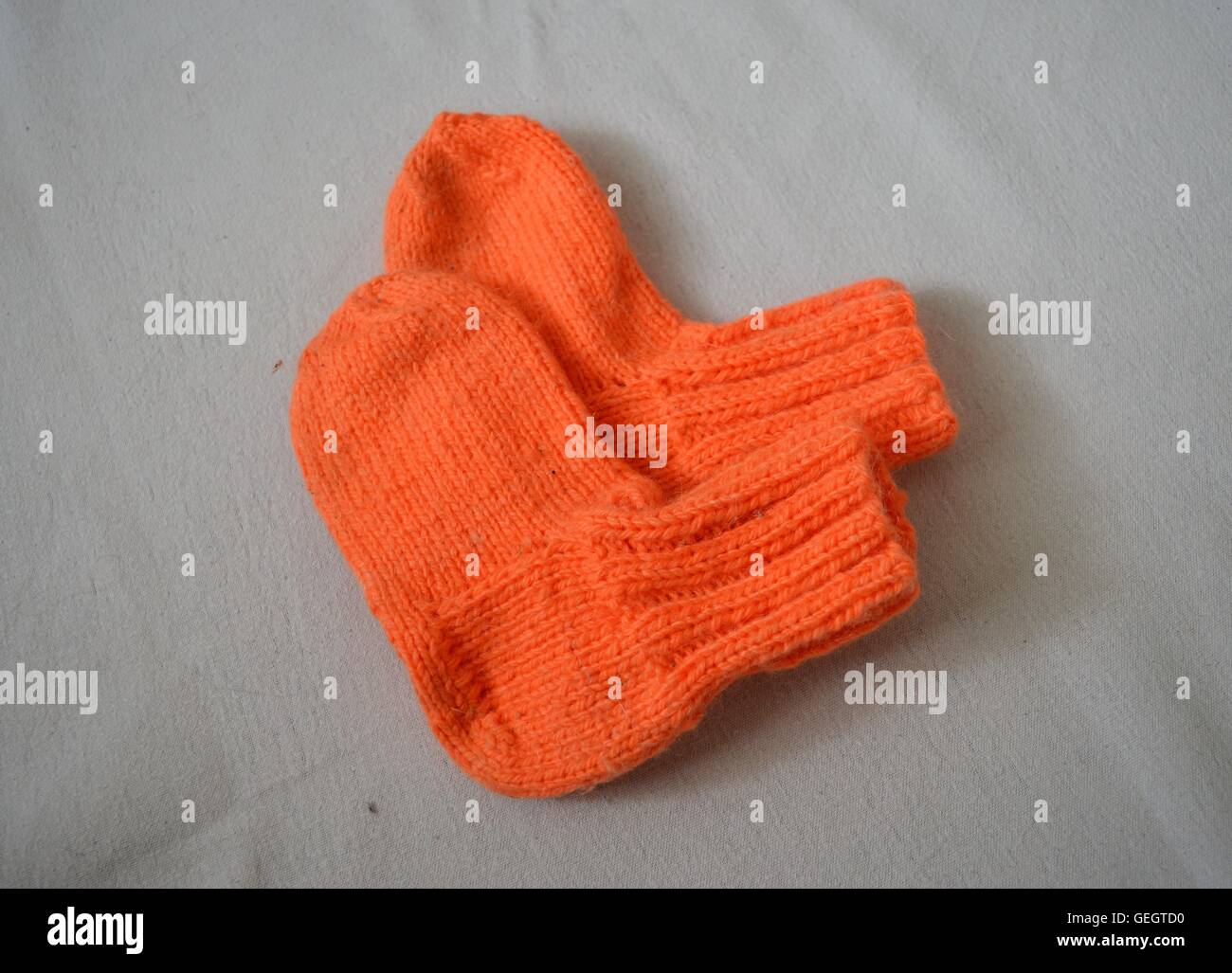 Calcetines de lana naranja Foto de stock
