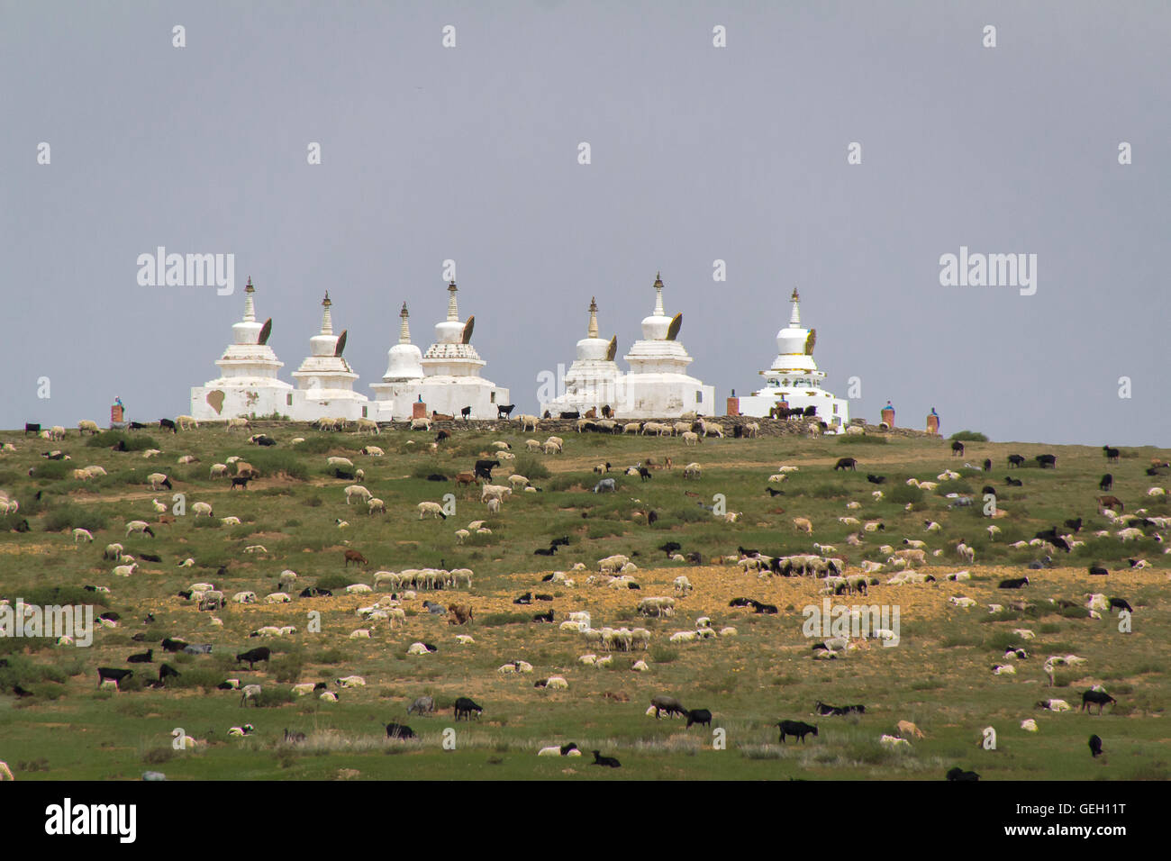 Lugar sagrado, colina con estupas budistas Foto de stock