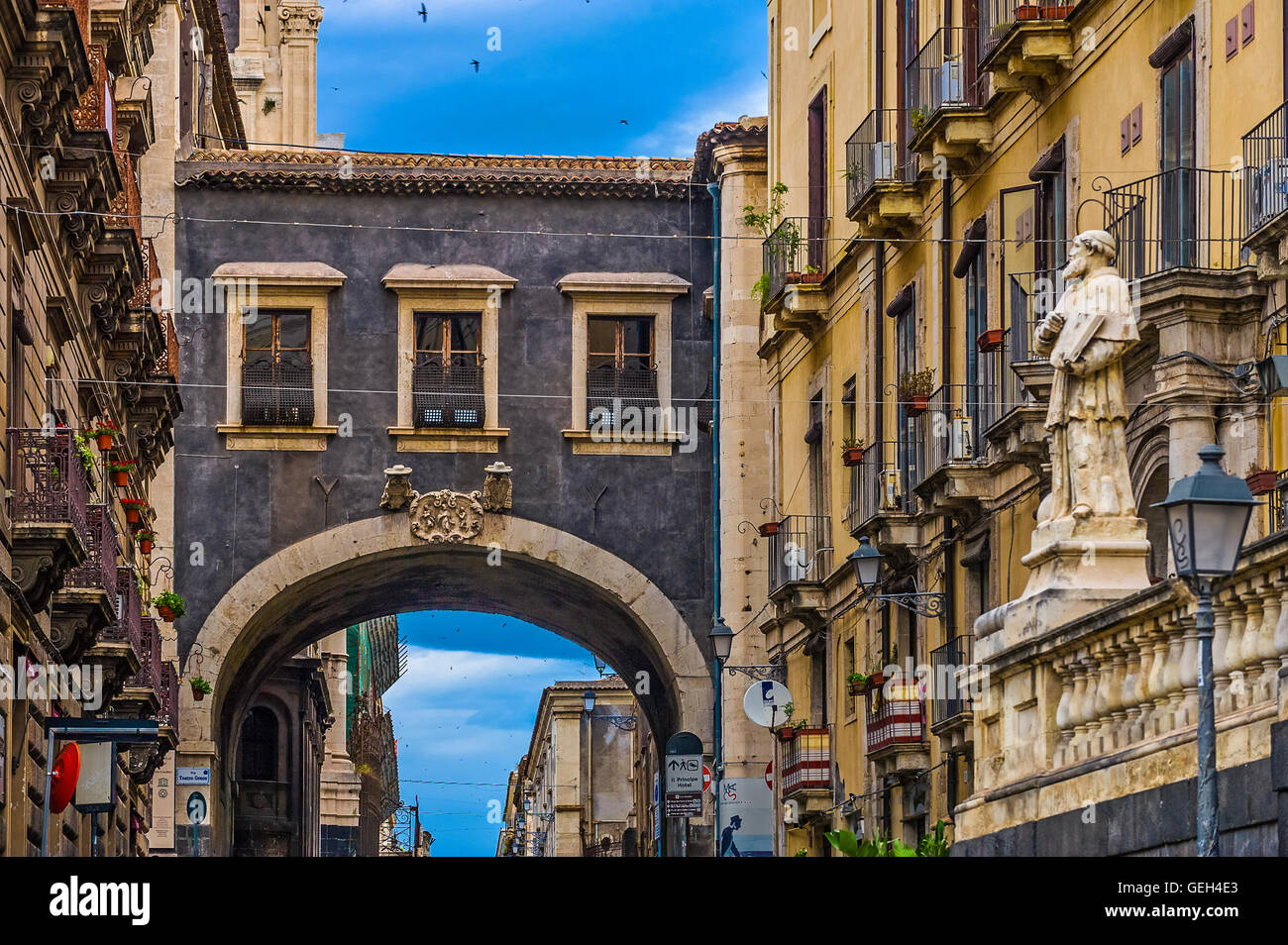 Italia Sicilia Catania Via Crociferi - arco triunfal de San Benedetto Foto de stock