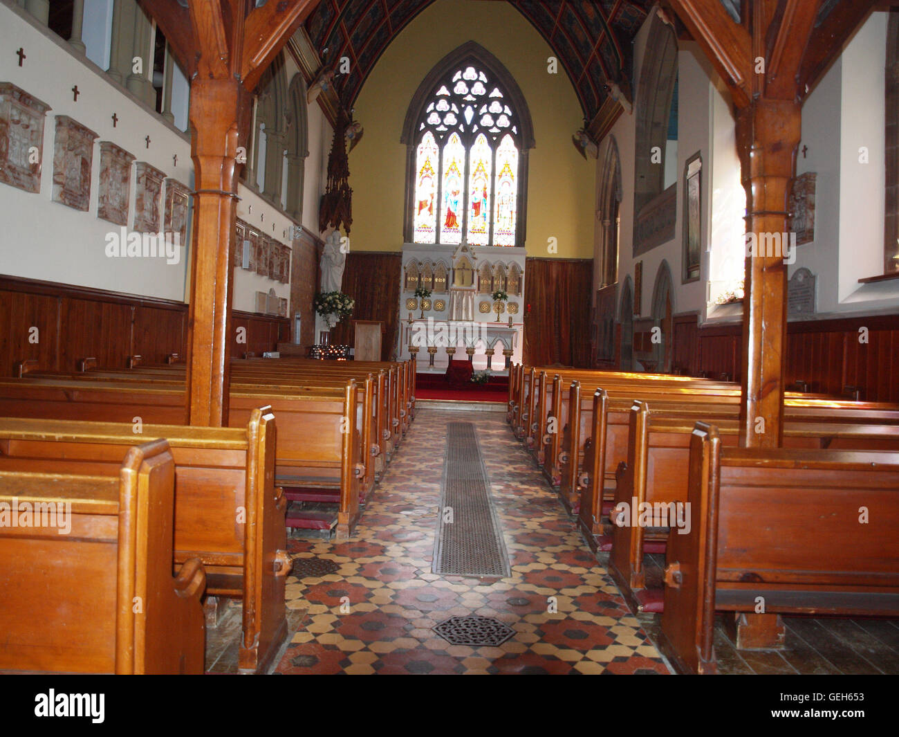 El interior y el exterior de 'St Elizabeth de la Iglesia Católica Romana' en Ministeracres Retreat Center en Northumberland, Reino Unido. Foto de stock