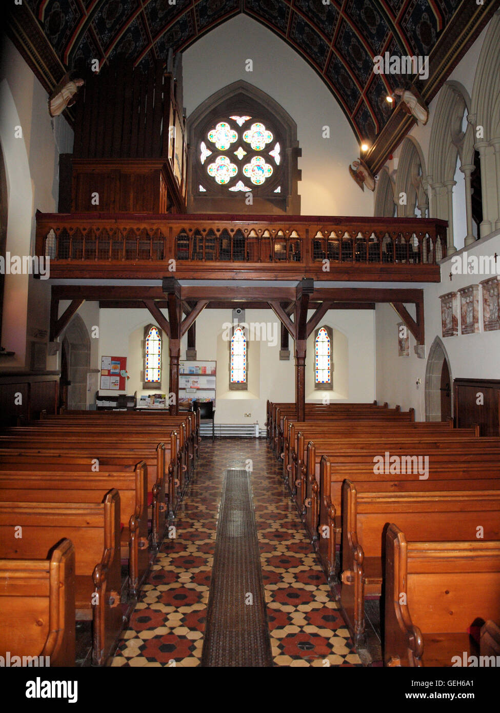 El interior y el exterior de 'St Elizabeth de la Iglesia Católica Romana' en Ministeracres Retreat Center en Northumberland, Reino Unido. Foto de stock