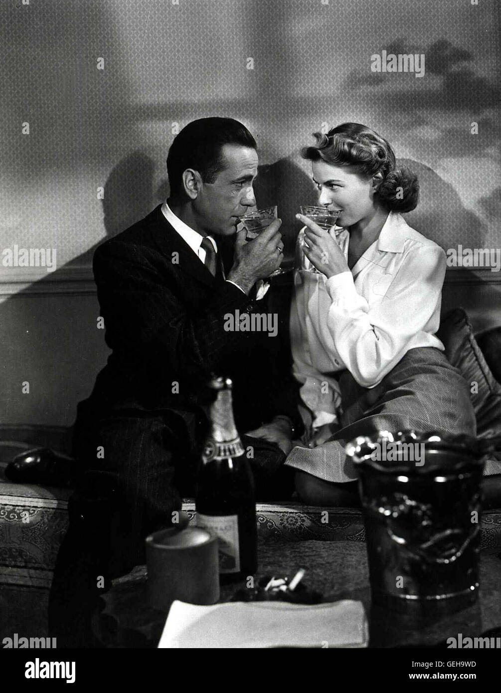Humphrey Bogart, Ingrid Bergman Rick (Humphrey Bogart) und Ilsa (Bergman) trinken Indrid auf alte Zeiten. *** Título Local *** 1942 Alkohol, Casablanca, película, alcohol, pareja, beber, trinken, Casablanca Foto de stock
