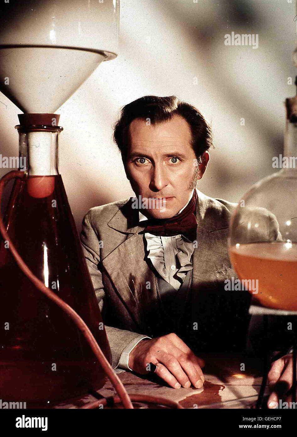 Peter Cushing Barón Victor Frankenstein (Peter Cushing), eine