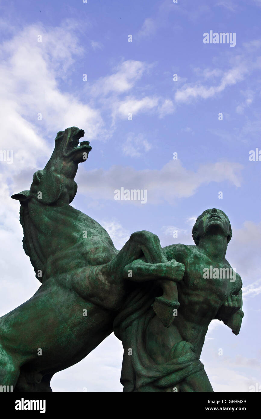 Detalle de una escultura delante del conjunto de Belgrado, representando el hombre y el caballo en una situación inusual, jugando y/o luchando Foto de stock