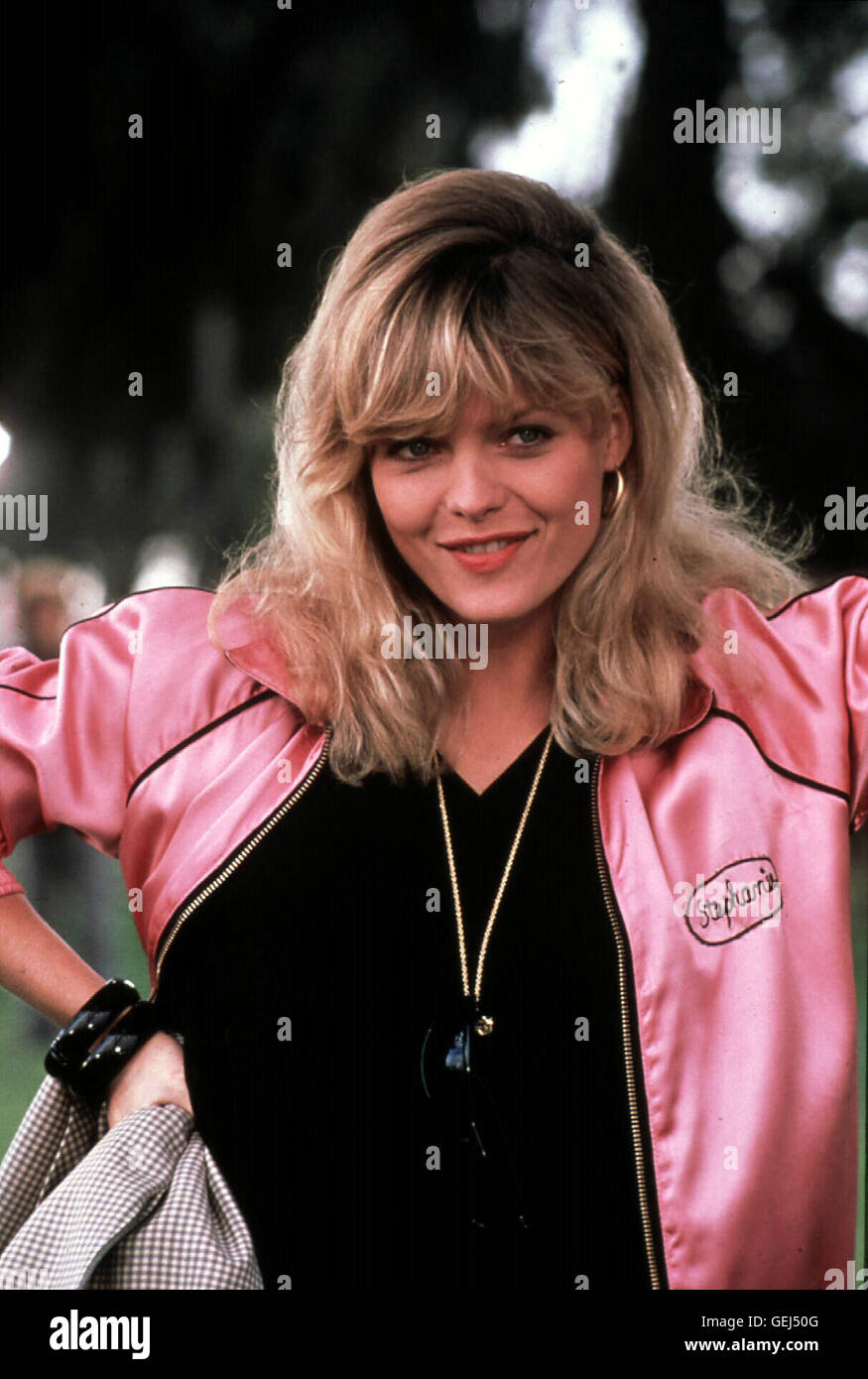MICHELLE PFEIFFER, 1982 Stephanie Zinone (Michelle Pfeiffer) steht aber nur auf knallharte Motorrad-Biker. Taucht Ploetzlich ein geheimnisvoller Motorrad-Held auf und ihr ordentlich verdreht den Kopf. *** *** Título Local 1982, grasa, grasa 2 2 Foto de stock