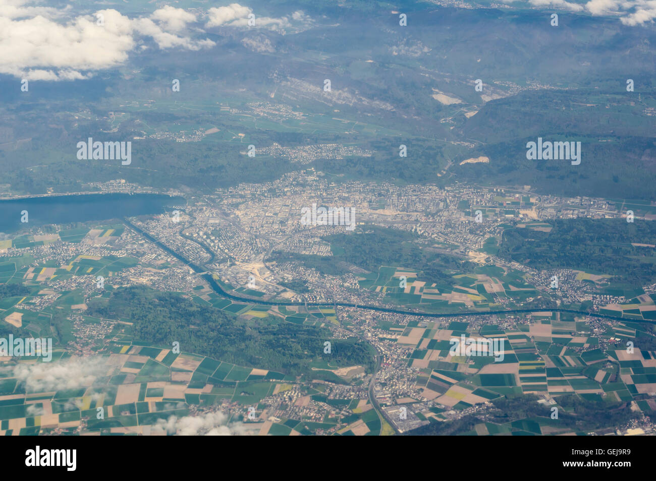 La fotografía aérea de la ciudad suiza de Biel/Bienne, tomada en dirección norte. Foto de stock