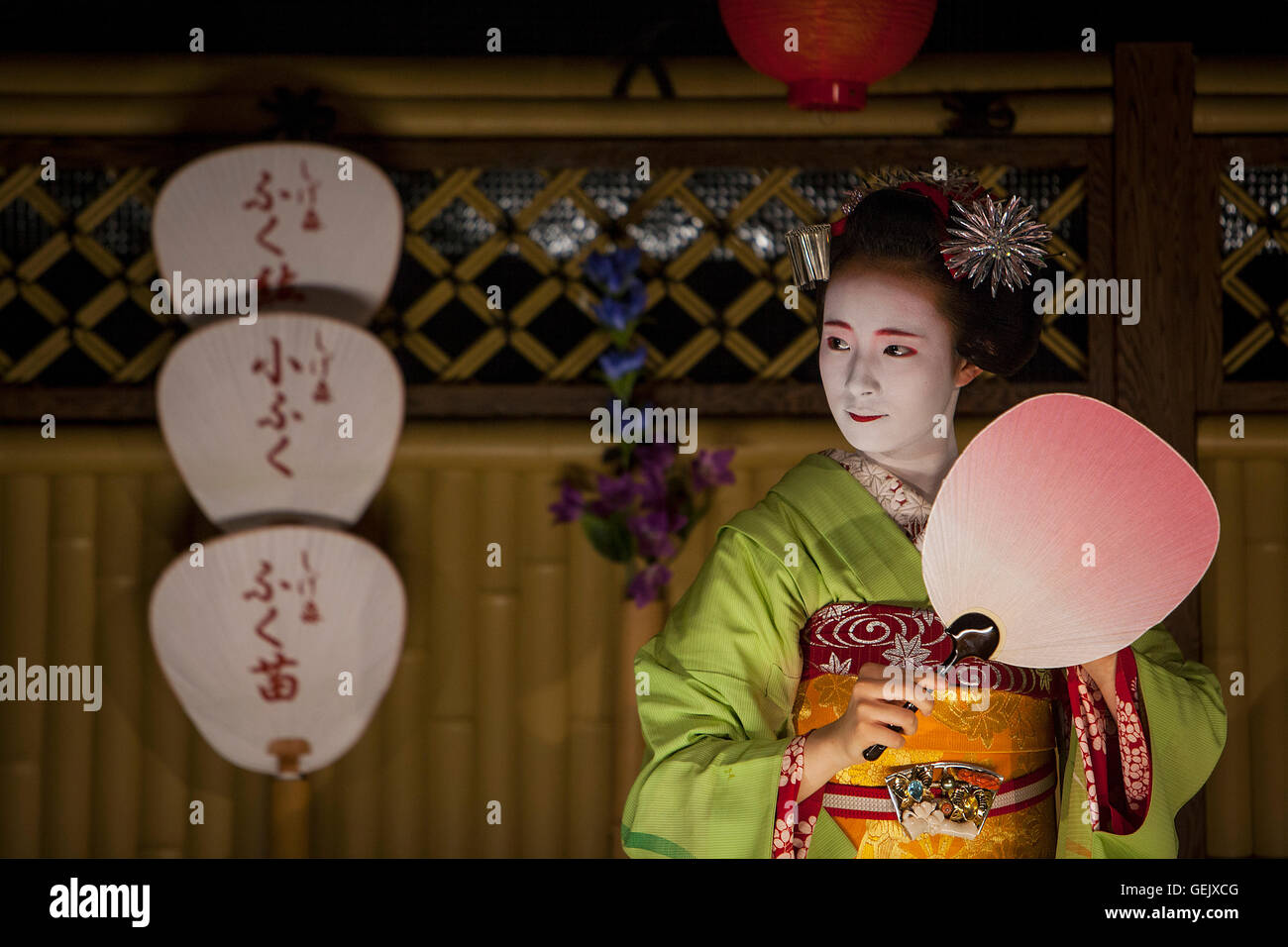 Fukunae,'maiko' (aprendiz de geisha) trabajar en una casa de té.Geisha del distrito de Gion.Kyoto. Kansai, Japón. Foto de stock