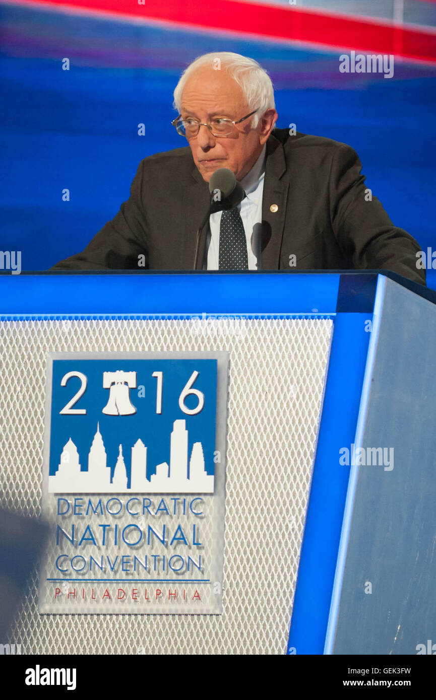 Bernie Sanders, senador americano de Vermont - habla a los delegados desde un podio en el escenario en la Convención nacional demócrata de 2016 en Filadelfia, Pensilvania, Estados Unidos de América Foto de stock