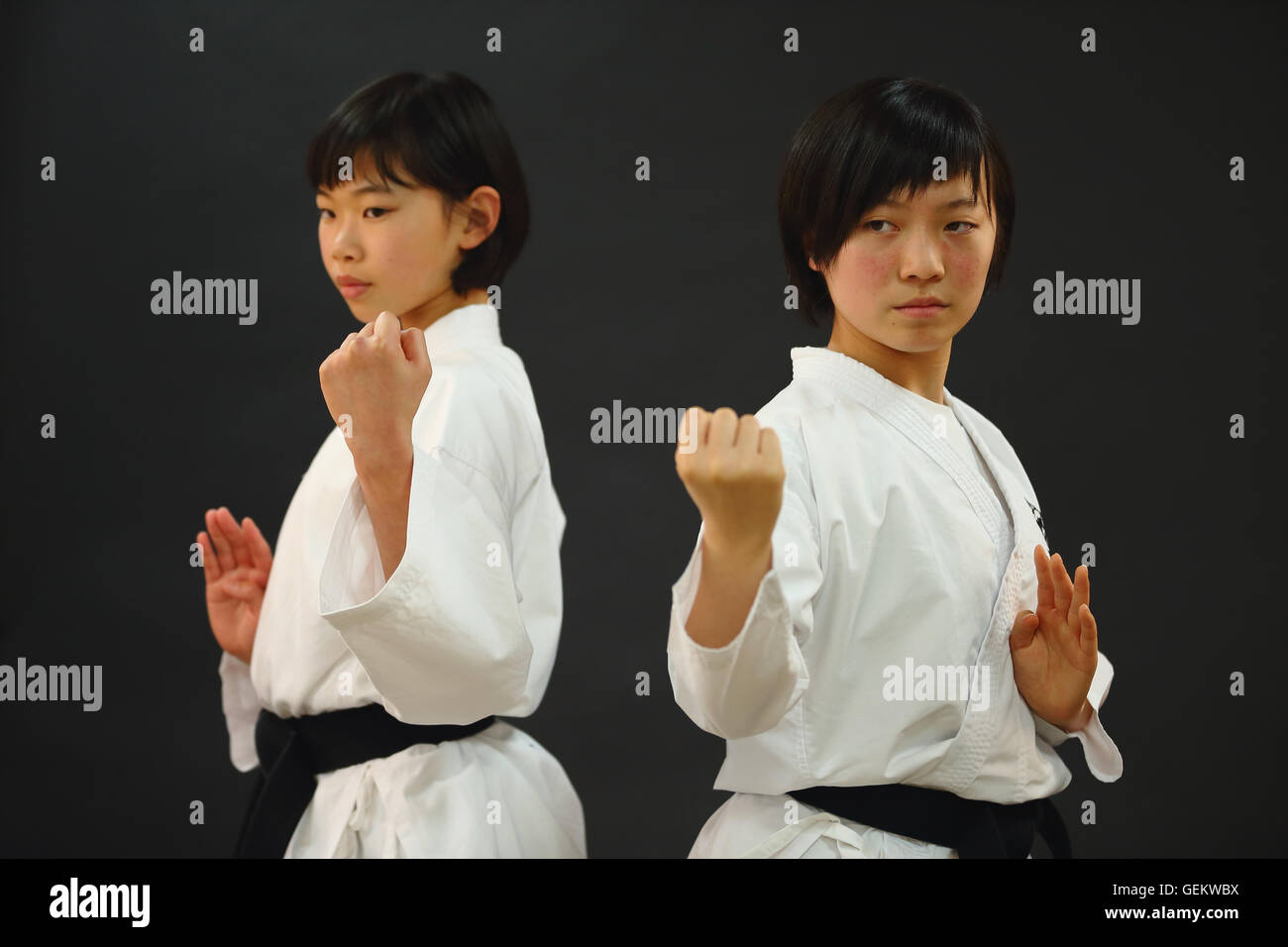 Los niños japoneses de karate uniforme sobre fondo negro Foto de stock