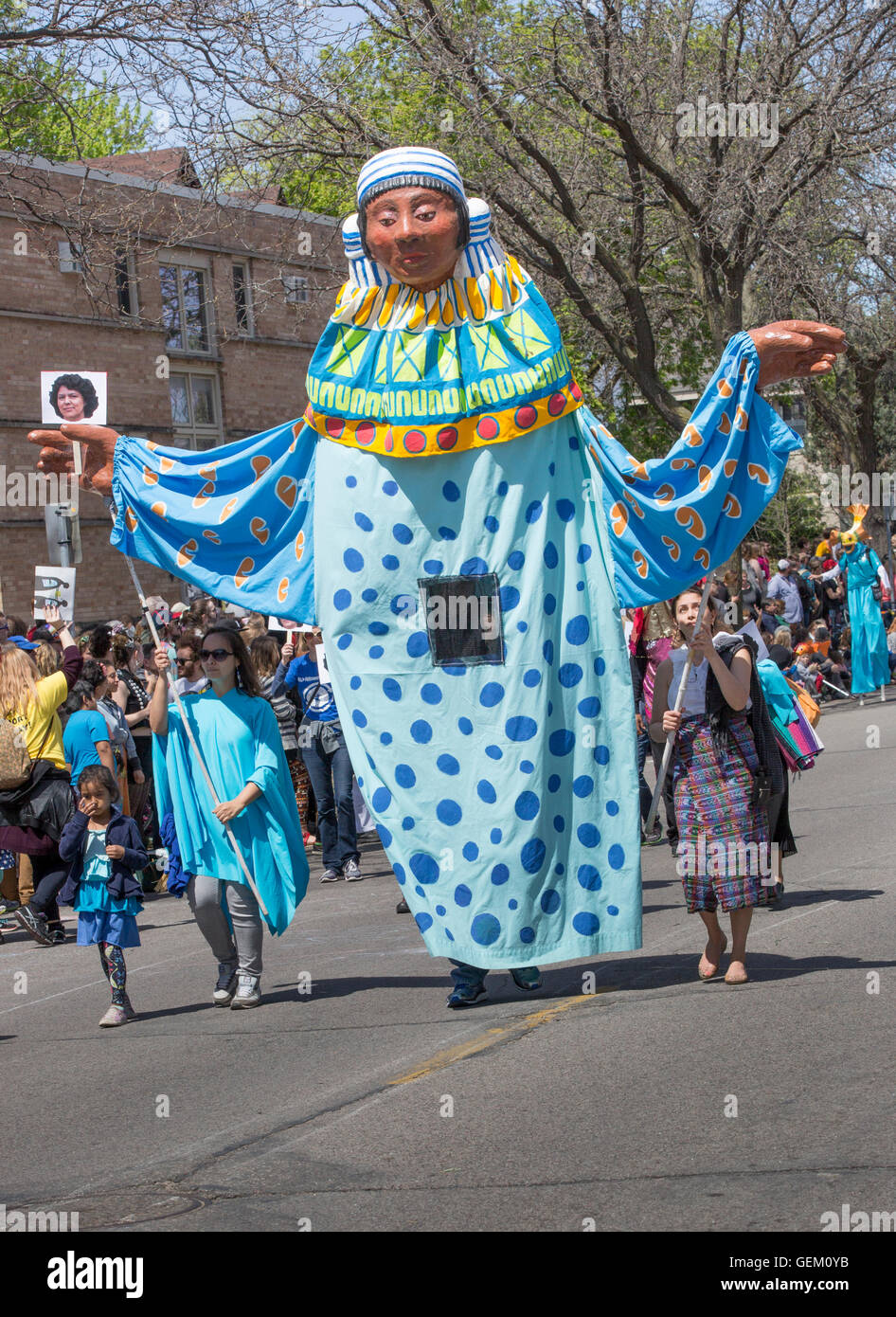 Una marioneta más grande que la vida que honra a Berta Isabel Cáceres Flores de Honduras en el desfile del Primero de Mayo del Corazón de la Bestia en Minneapolis, Minnesota. Foto de stock