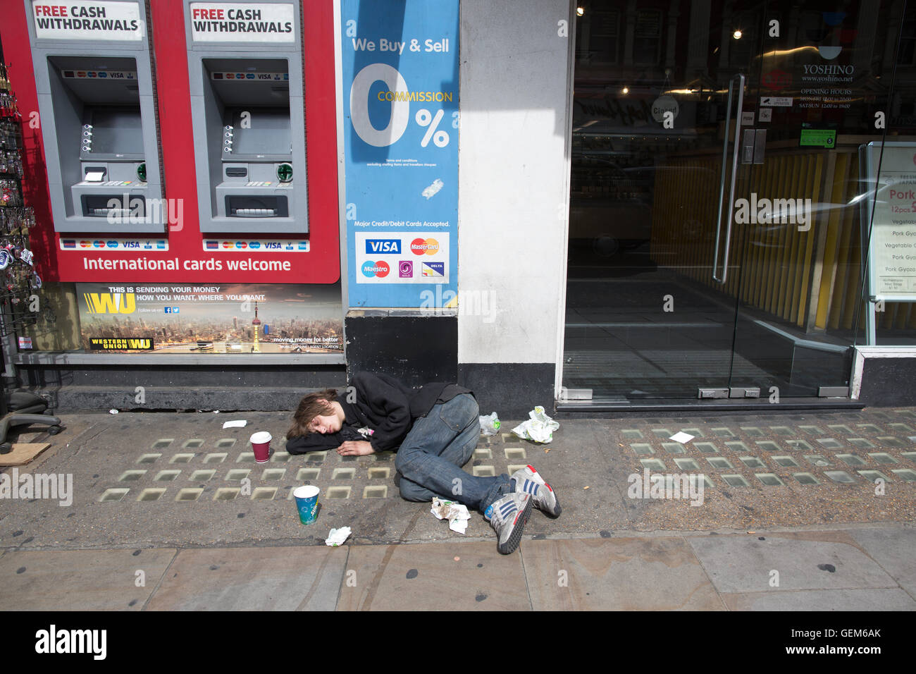 Inconsciente drogadicto en las calles del West End de Londres, el 28% de los hombres que viven en las calles de Londres son heroinómanos. Foto de stock