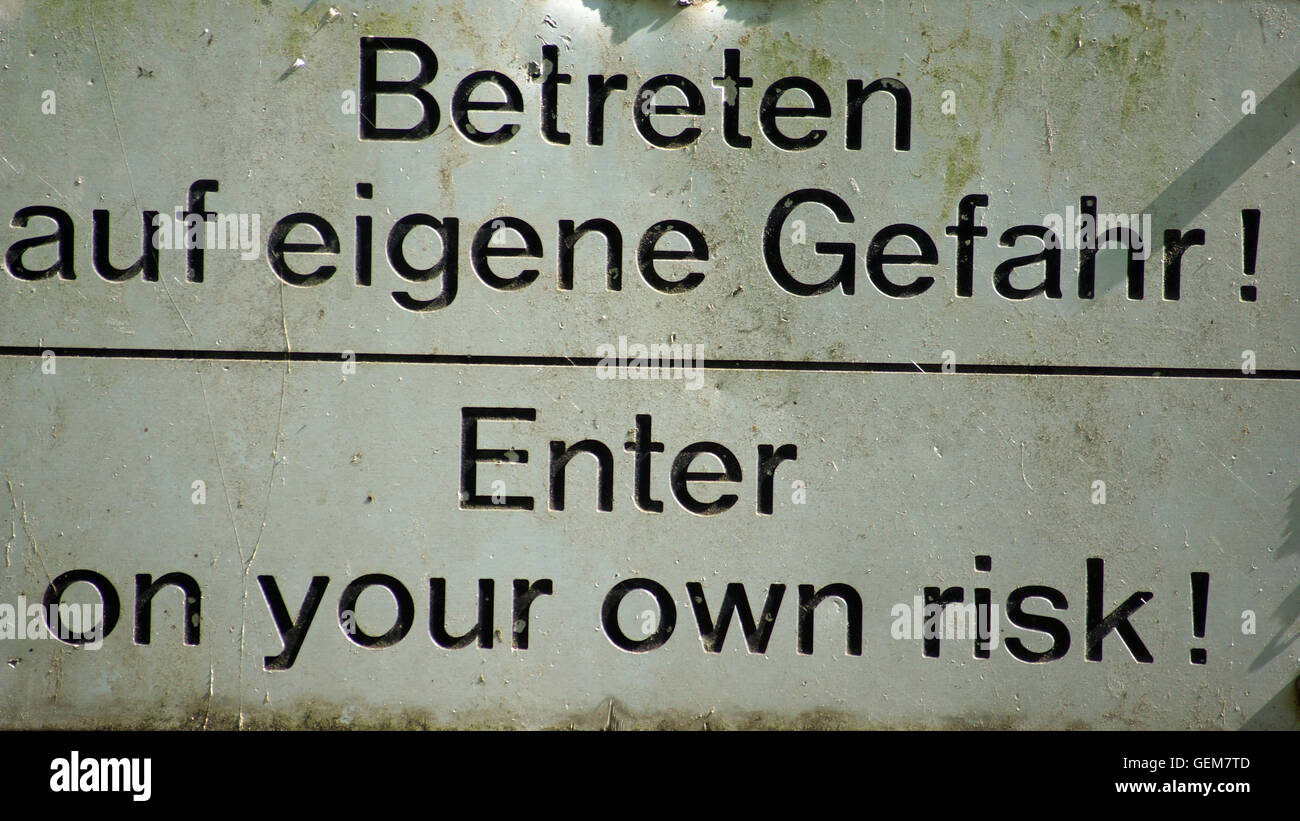 Schild 'Betreten auf eigene Gefahr' - Señal 'Enter en su propio riesgo" Foto de stock