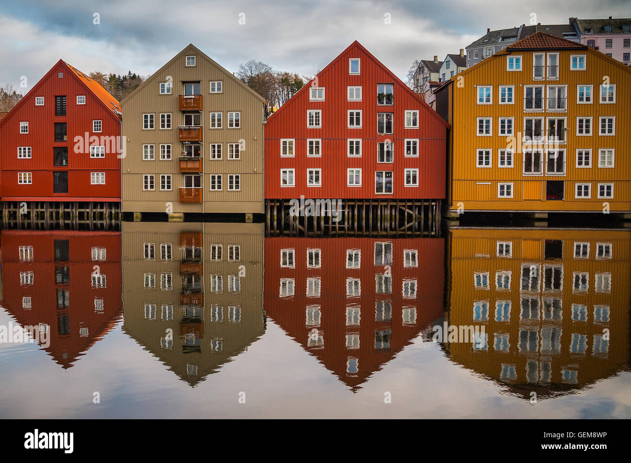 Reflejo simétrico de casas en Trondheim, Noruega Foto de stock