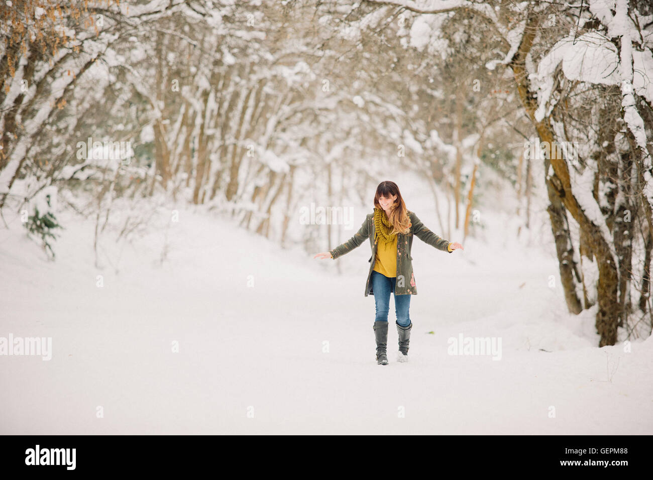 Caminata en la nieve con crampones ligeros. Una mujer joven Fotografía de  stock - Alamy