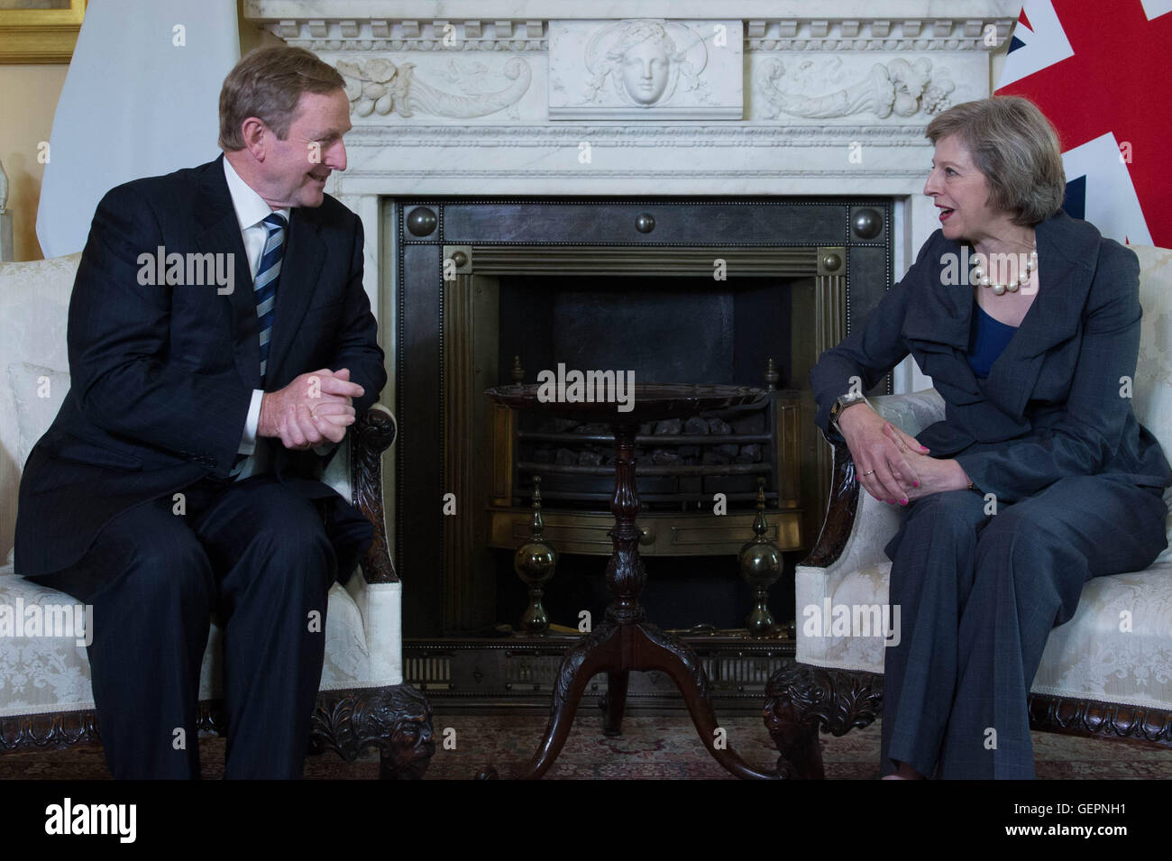 El Primer Ministro Teresa mayo con el Taoiseach irlandés Enda Kenny dentro 10 de Downing Street, Londres, por delante de las últimas reuniones sobre cómo se desenvolverá Brexit. Foto de stock