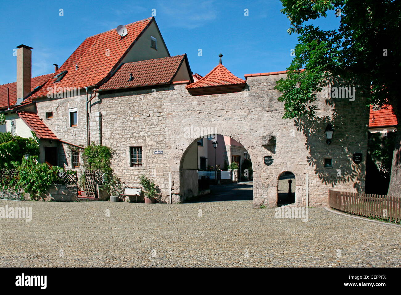 Geografía / viajes, Alemania, Baviera, Eibelstadt, puerta principal, construido 15ª/16ª siglo, blackguard poco puerta, caseta de vigilancia, marca de agua, alta Foto de stock