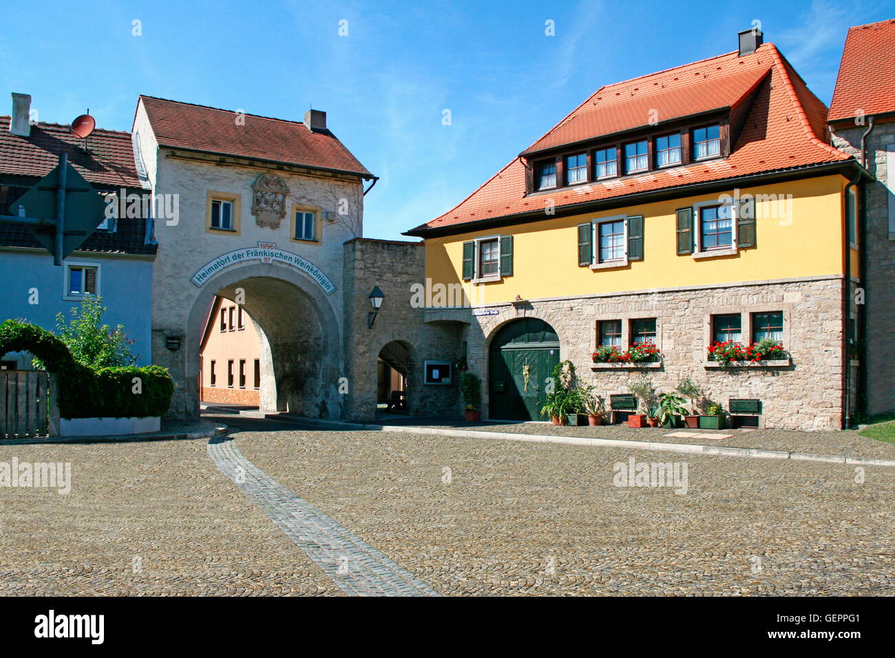Geografía / viajes, Alemania, Baviera, Eibelstadt, puerta superior, construido con el escudo de piedra de la ciudad tres regentes Foto de stock