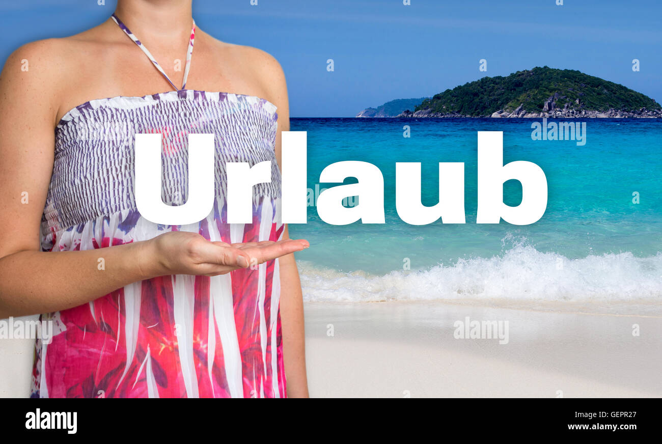 Urlaub (en alemán) el concepto de vacaciones es presentada por la mujer en la playa. Foto de stock