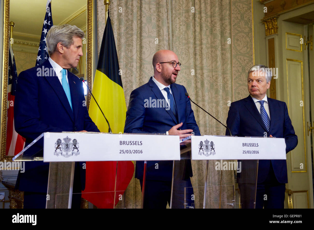 El Primer Ministro belga Michel, con el Secretario de Kerry y Ministro de Asuntos Exteriores belga Reynders, emite una declaración a la prensa en Bruselas Foto de stock
