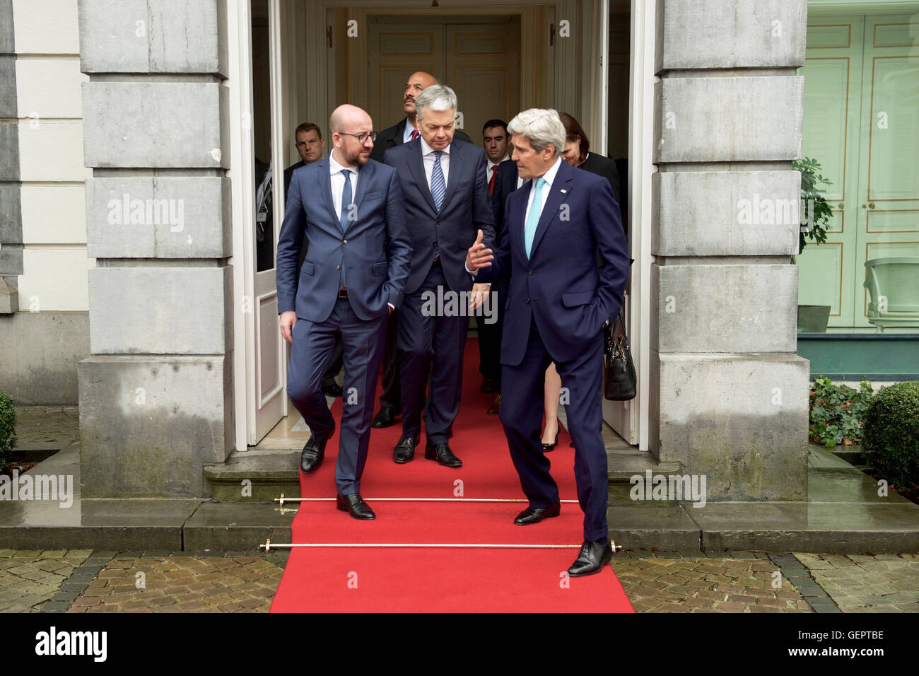 Secretario Kerry conversa con el Primer Ministro belga Michel y el Ministro de Relaciones Exteriores Reynders en la residencia del Primer Ministro en Bruselas Foto de stock