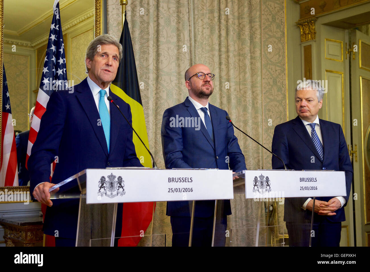 Secretario de Kerry, con el Primer Ministro belga Michel y el Ministro de Relaciones Exteriores Reynders, emite una declaración a la prensa en Bruselas Foto de stock