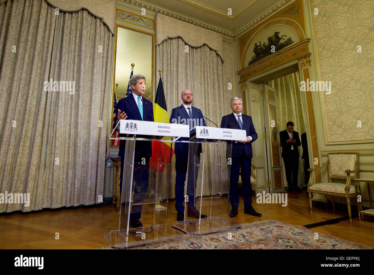 Secretario de Kerry, con el Primer Ministro belga Michel y el Ministro de Relaciones Exteriores Reynders, emite una declaración a la prensa en Bruselas Foto de stock