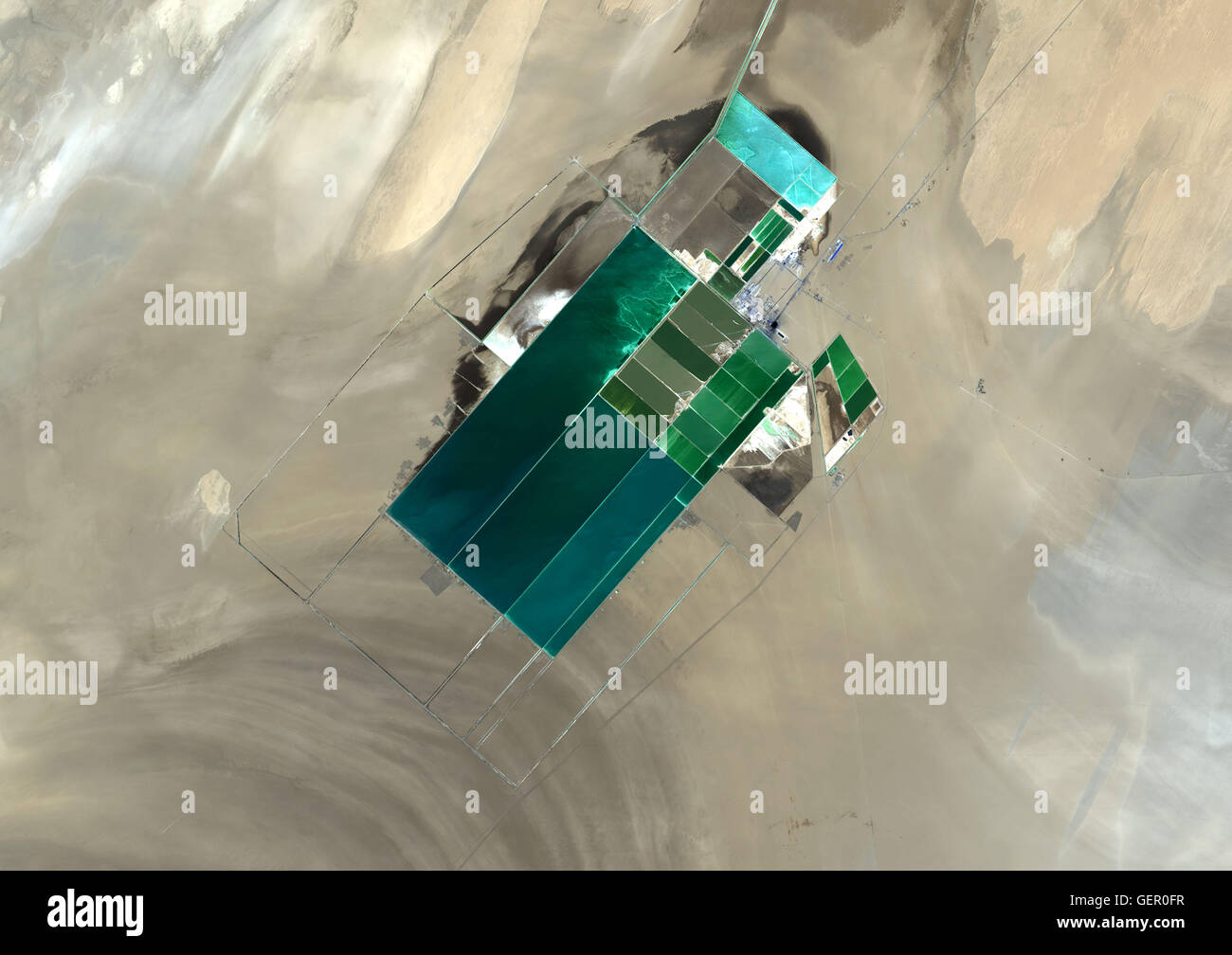 La imagen de satélite muestra la potasa estanques de evaporación en Lop Nur, un antiguo lago salado en la región de Xinjiang.que se extendió por 20 kilómetros. El sol evapora el agua rica en cloruro de potasio, dejando detrás de potasa que se utiliza principalmente en fertilizantes en t Foto de stock