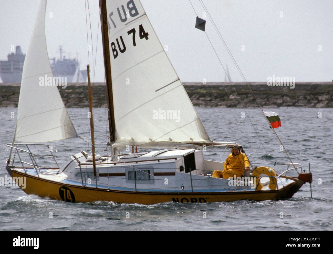 AJAXNETPHOTO. 2º de junio de 1984. PLYMOUTH, Inglaterra. - OSTAR 1984 - NORD patroneado por VASSIL KURTEV (BUL) al inicio. Foto:Jonathan EASTLAND/AJAX REF:(C)YA_NORD_1984_01 Foto de stock