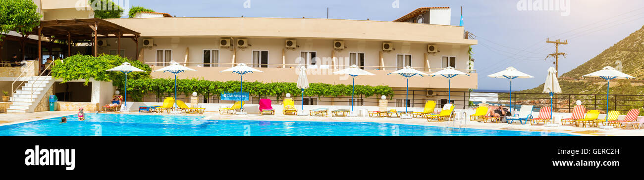 BALI, Grecia - Abril 29, 2016: donde relajarse y tomar el sol en la piscina con aguas cristalinas en resort hotel Atali Village, de 4 estrellas Foto de stock