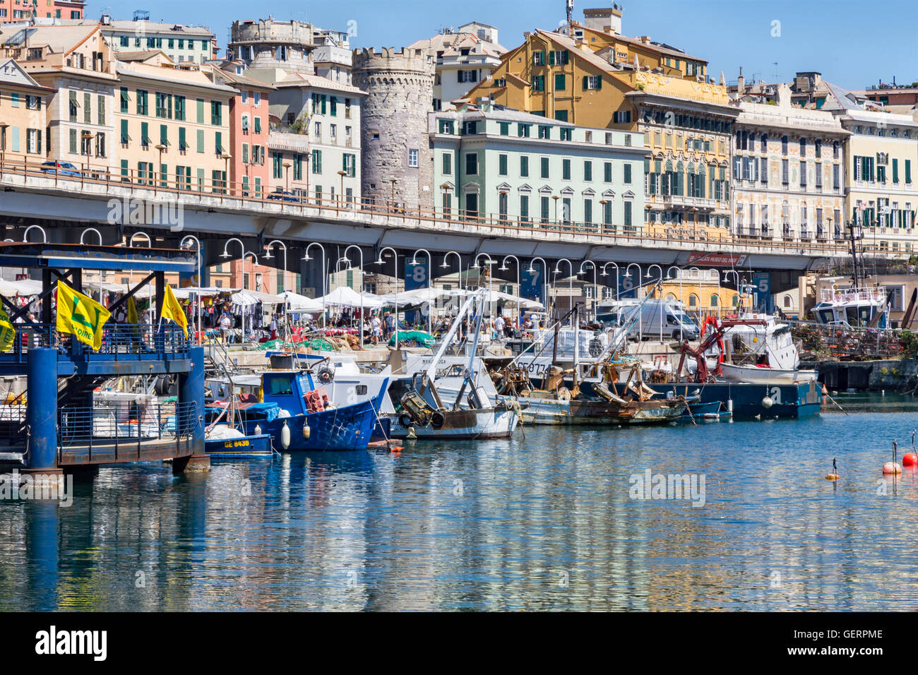 Puerto antiguo de Génova Fotografía de stock - Alamy